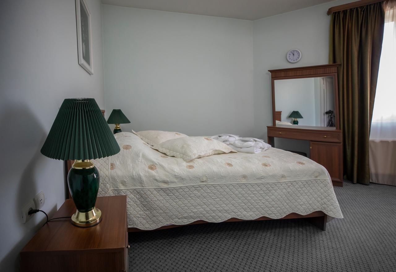 Leader Hotel Гори Екстериор снимка