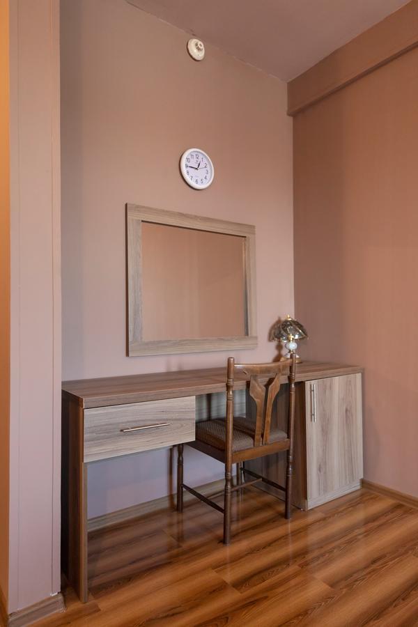 Leader Hotel Гори Екстериор снимка