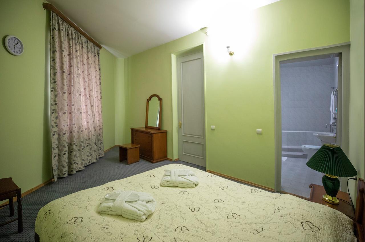 Leader Hotel Гори Екстериор снимка
