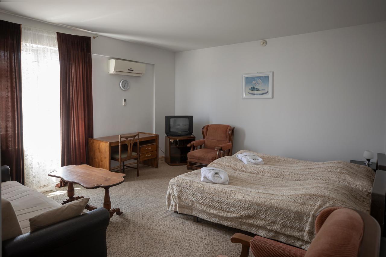 Leader Hotel Гори Екстериор снимка