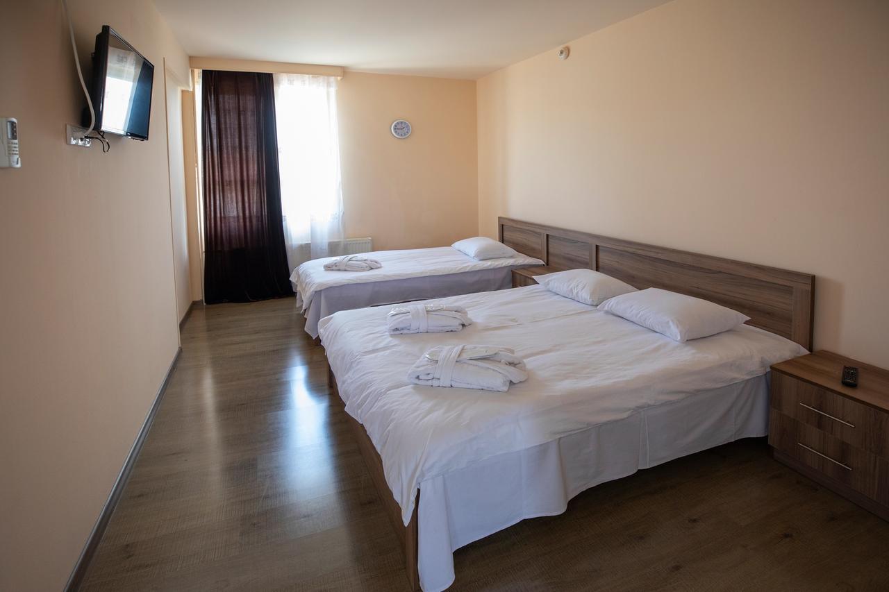 Leader Hotel Гори Екстериор снимка