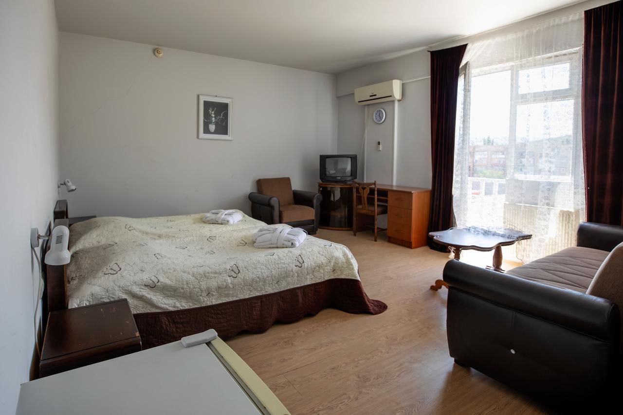 Leader Hotel Гори Екстериор снимка