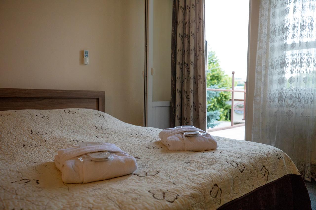 Leader Hotel Гори Екстериор снимка
