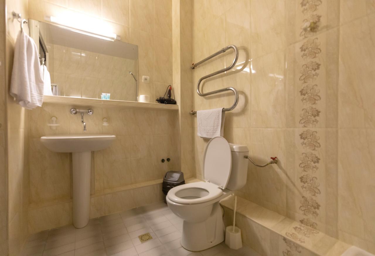 Leader Hotel Гори Екстериор снимка