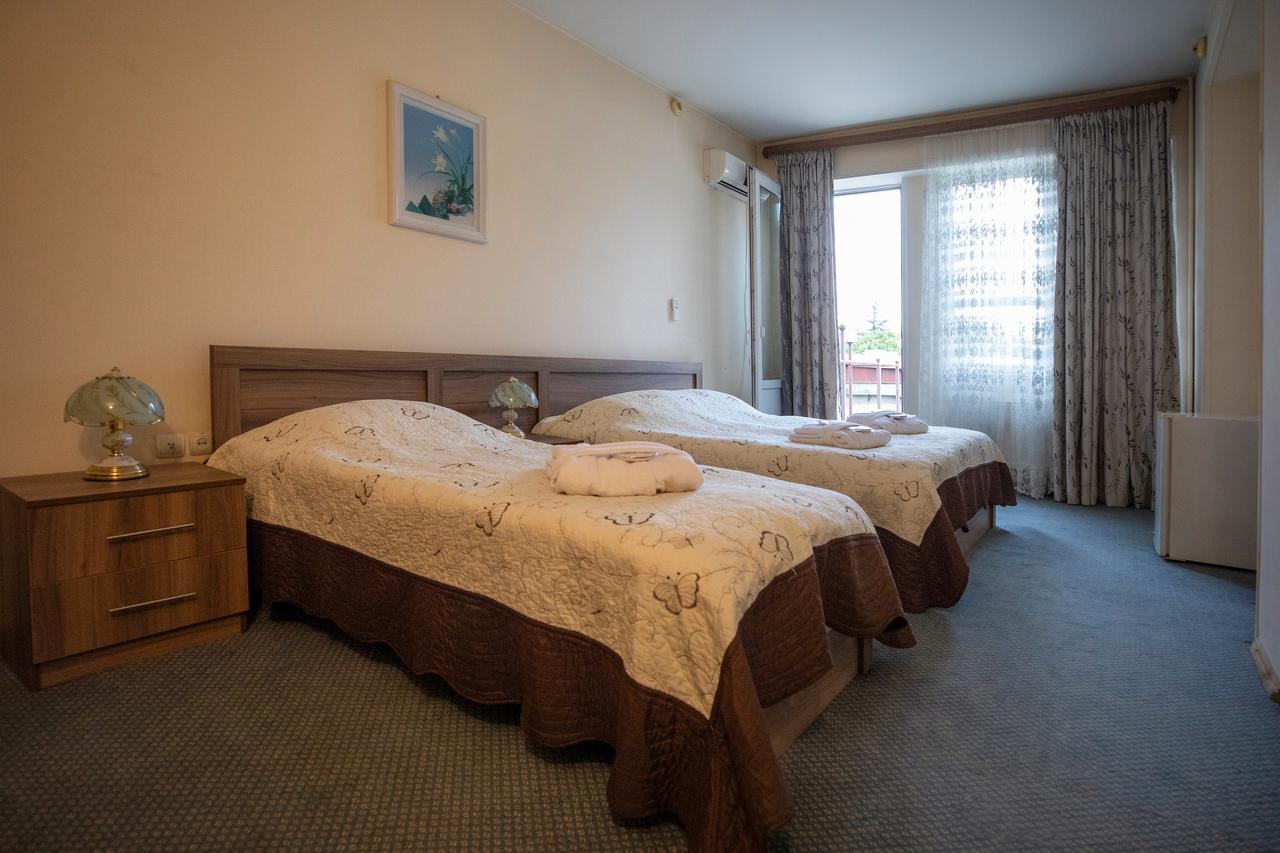 Leader Hotel Гори Екстериор снимка