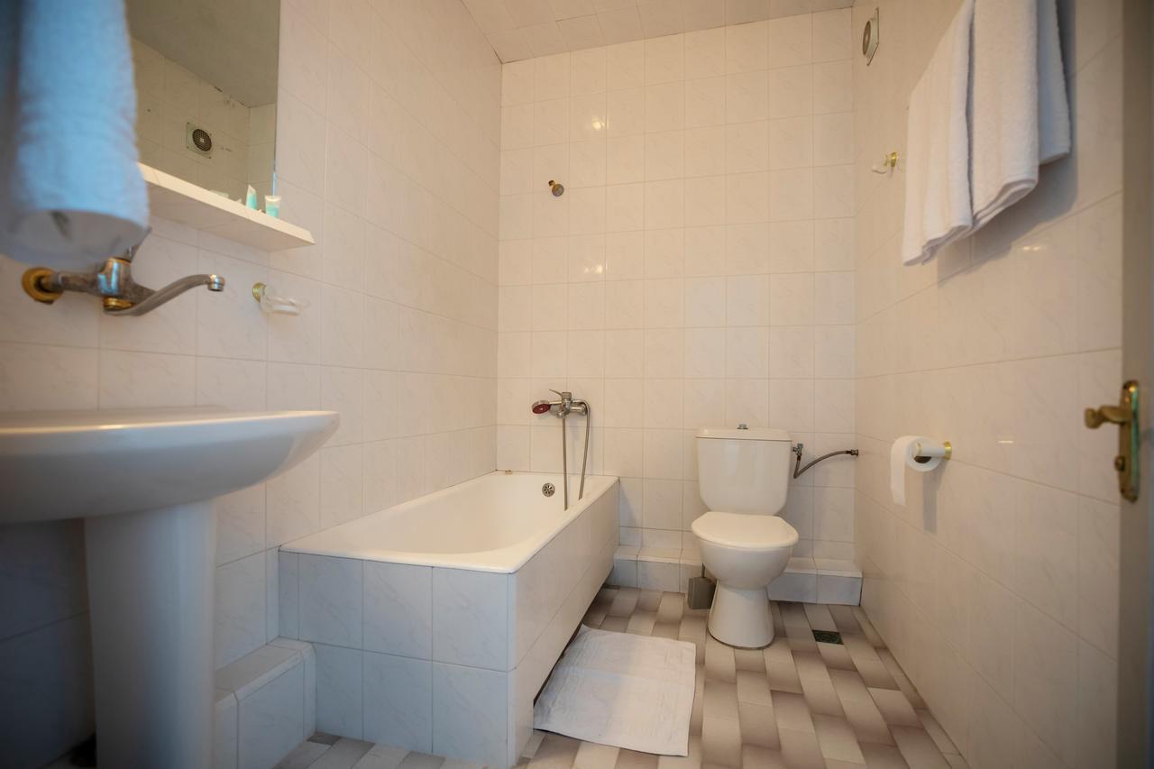 Leader Hotel Гори Екстериор снимка