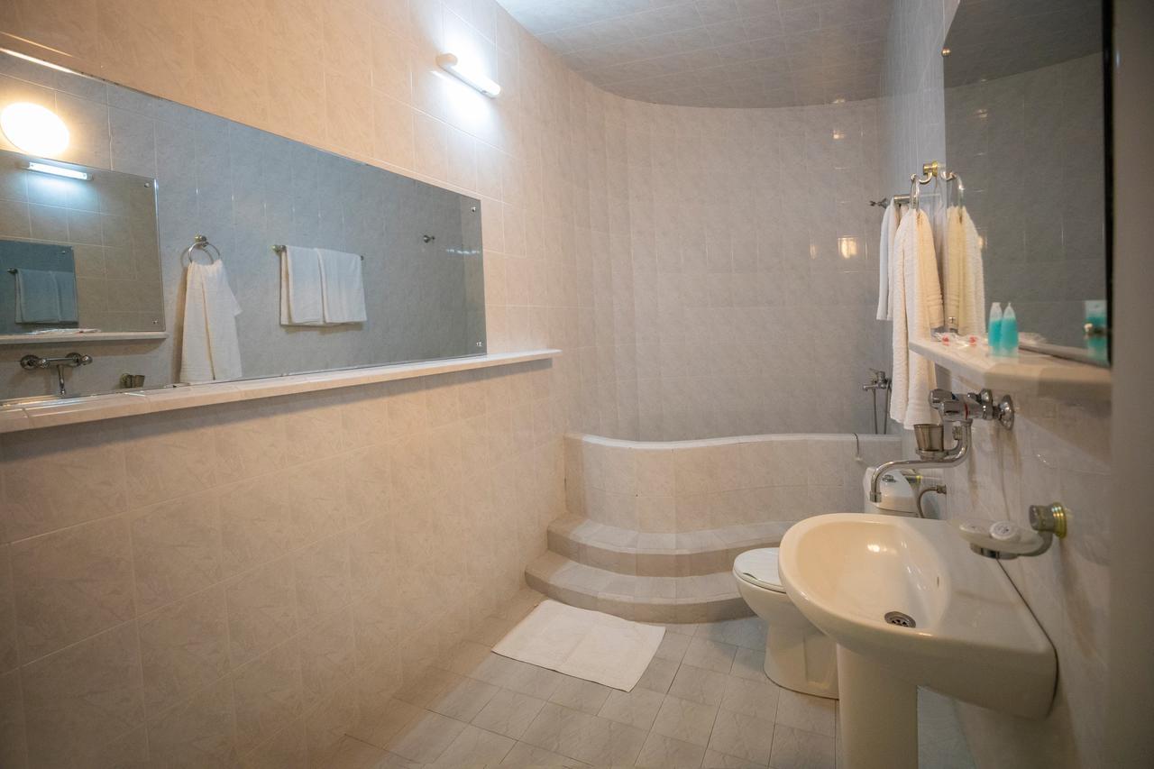 Leader Hotel Гори Екстериор снимка