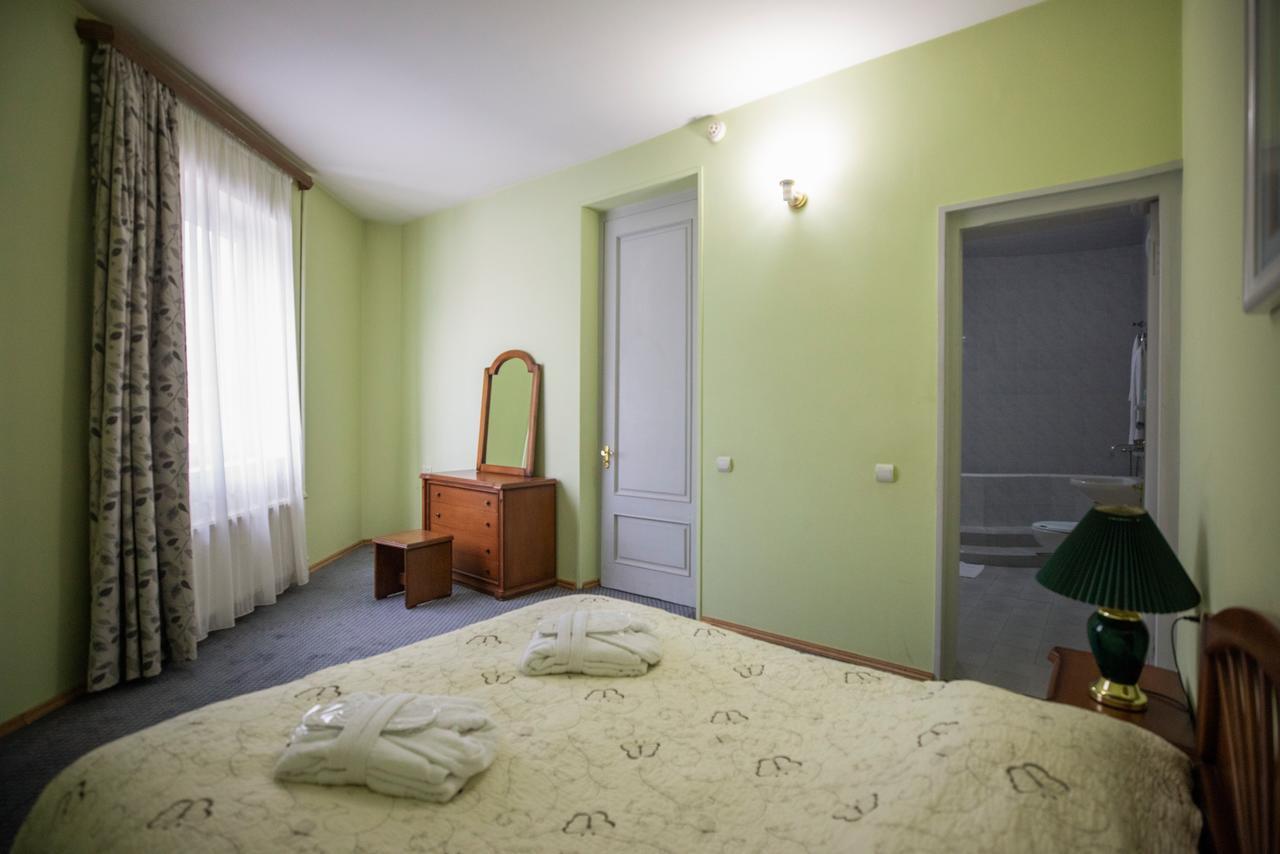 Leader Hotel Гори Екстериор снимка