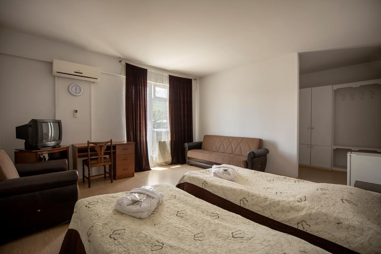Leader Hotel Гори Екстериор снимка